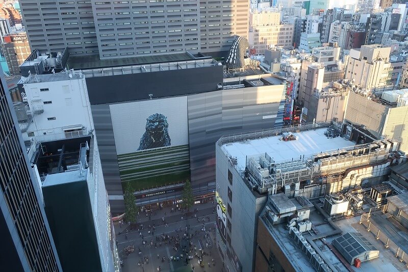 窓から見えるTOHOシネマズ新宿