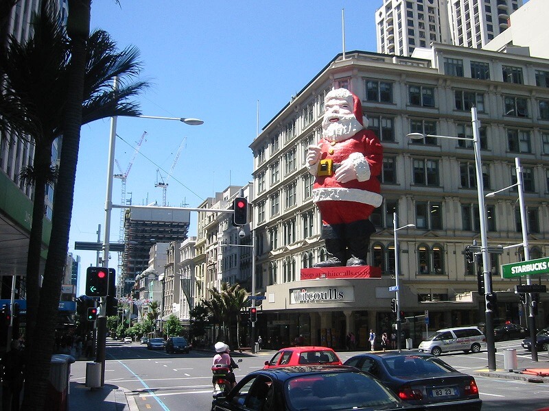 年末の街の中を飾る、サンタさんの張りぼて