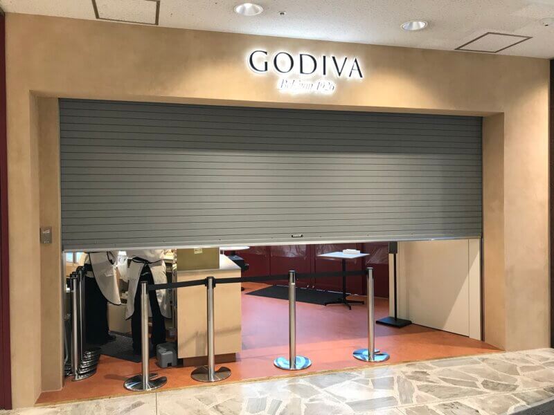 東京会館内側にも入口があります。開店4日前、ミーティーングしていました。