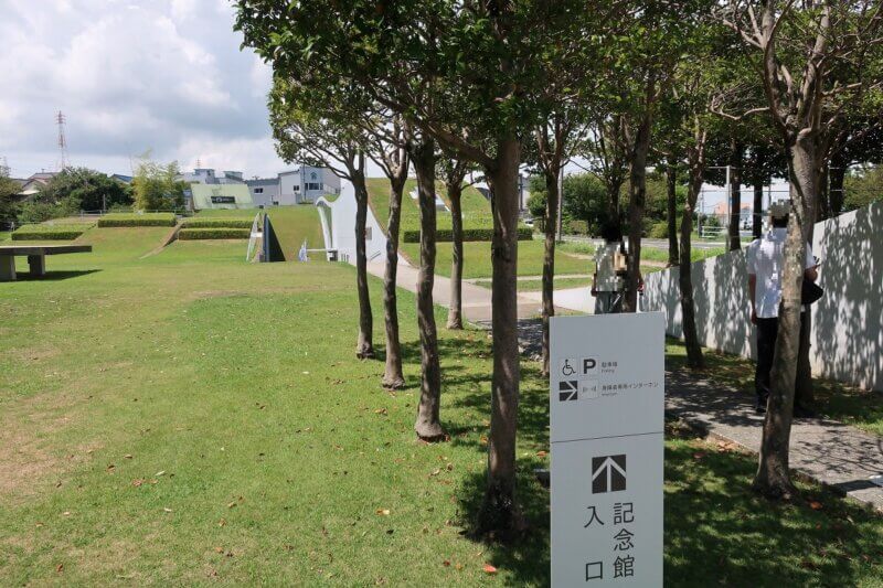 芝生に覆われた新美南吉記念館
