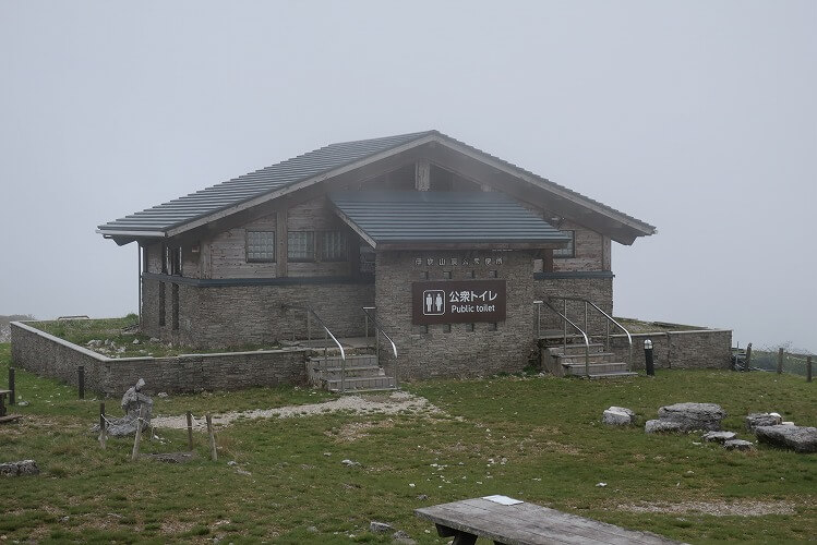 山頂の公衆トイレ