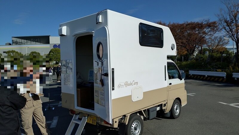 トラックに積載された居住スペース